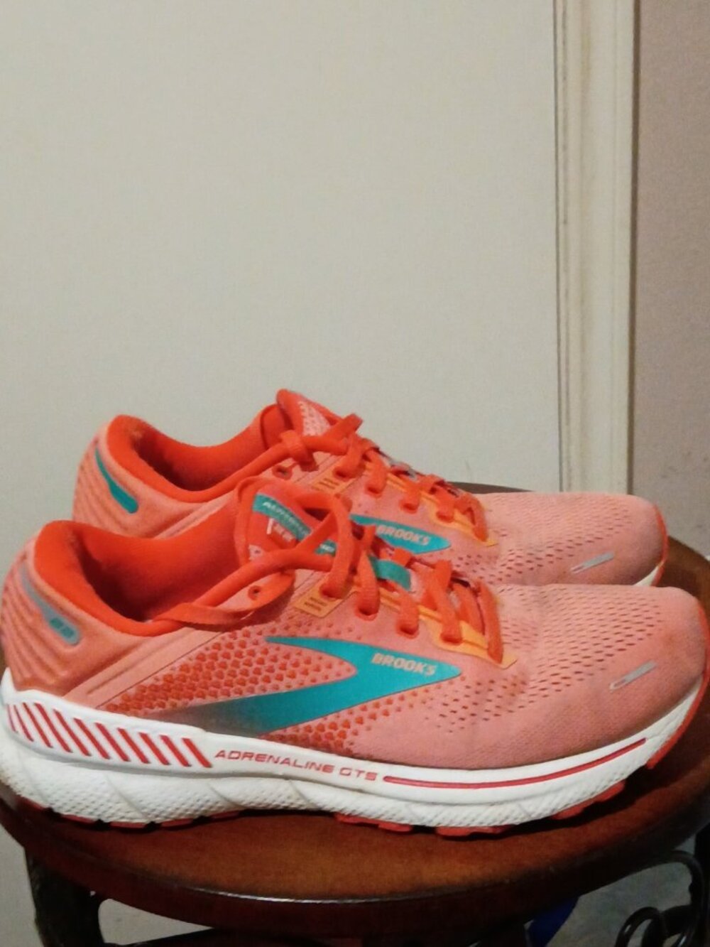Brooks Adrenaline GTS 22 Women Size 10 B Running Shoes Orange Coral 1203531B680